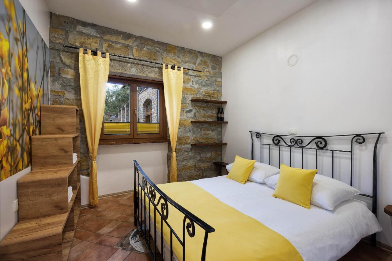 Touristfarm - Apartments "Red Fairytale" Marezige Exterior photo