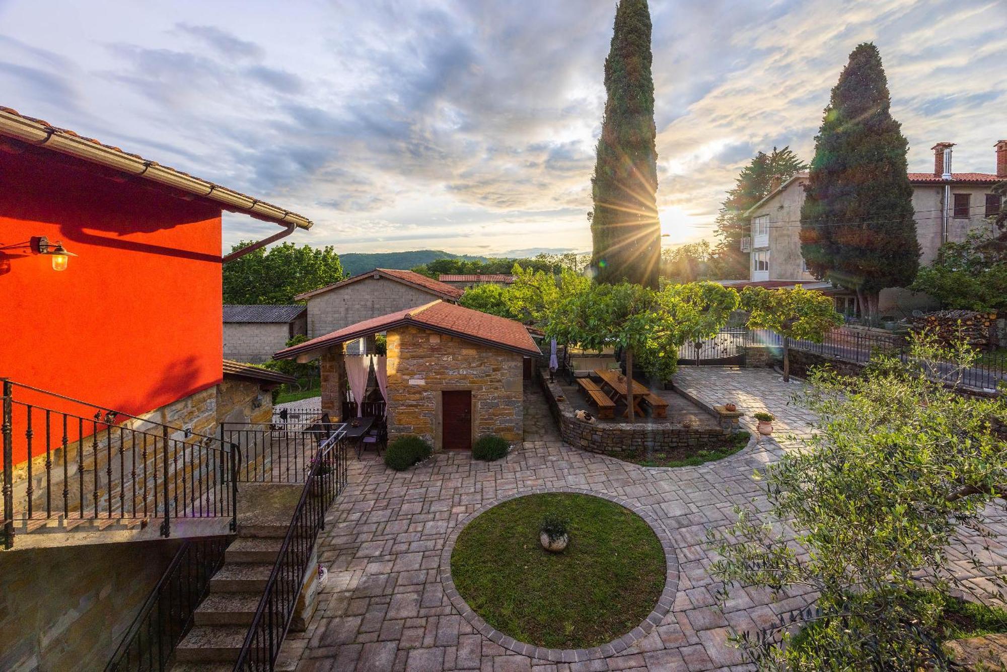 Touristfarm - Apartments "Red Fairytale" Marezige Exterior photo